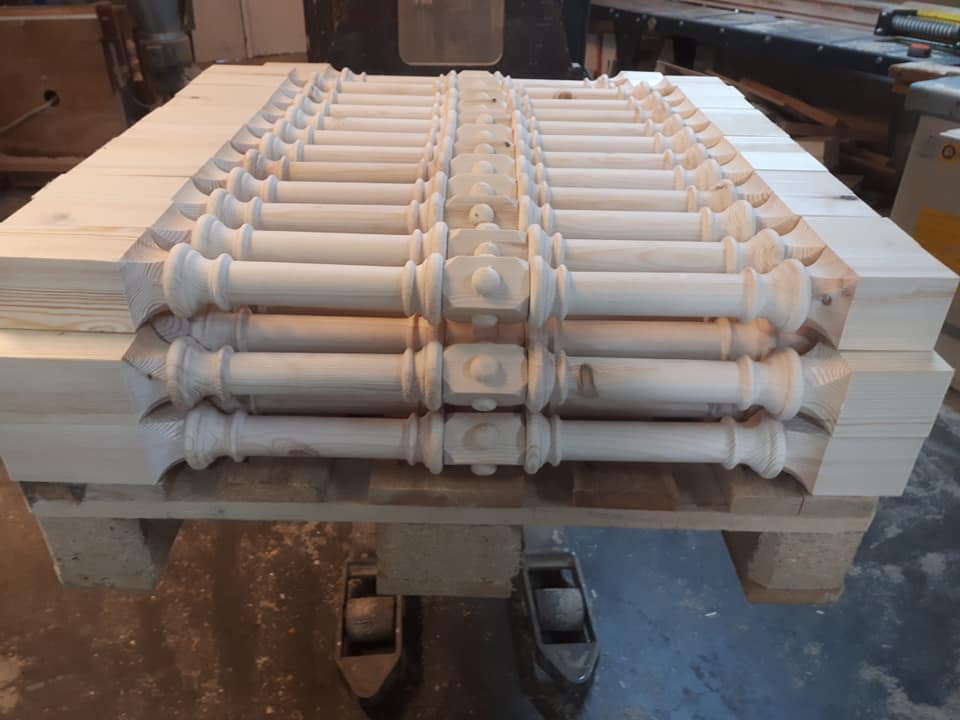 Houtdraaiwerk balusters voor balustrade op maat grenen hout door www.houtdraaien.nl