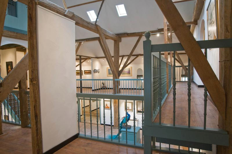 Houten trap en balustrade met gedraaide trapspijlen, hoofdbalusters en trapleuning in museum door www.houtdraaien.nl foto 3