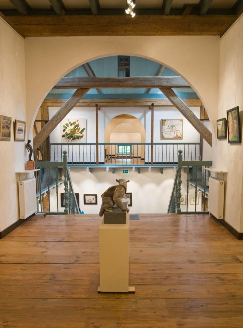 Houten trap en balustrade met gedraaide trapspijlen, hoofdbalusters en trapleuning in museum door www.houtdraaien.nl