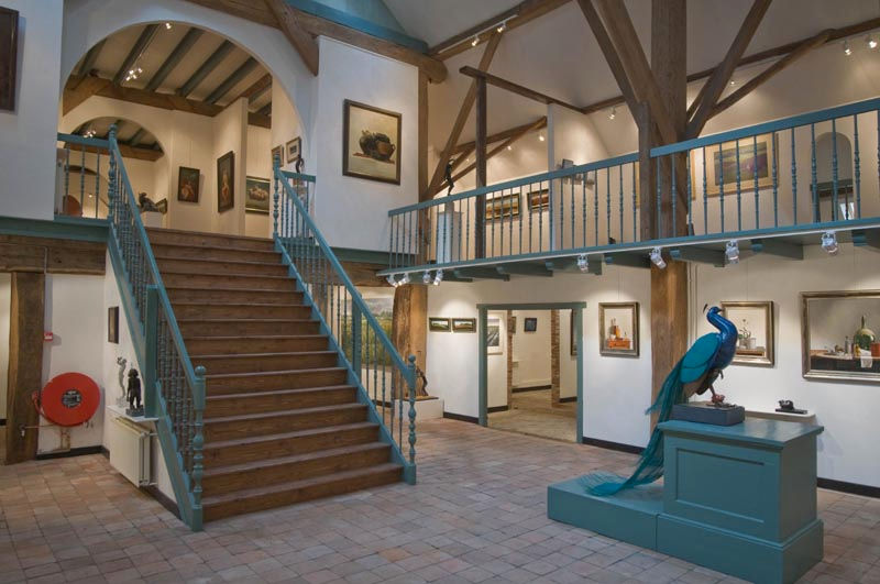 Houten trap en balustrade met gedraaide trapspijlen, hoofdbalusters en trapleuning in museum door www.houtdraaien.nl foto 2