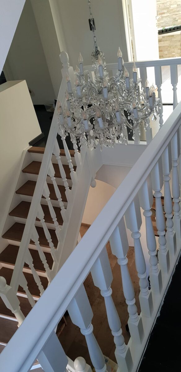 Witte houten trap met gedraaide trapspijlen, hoofdbalusters en trapleuningen door www.houtdraaien.nl 2e verdieping