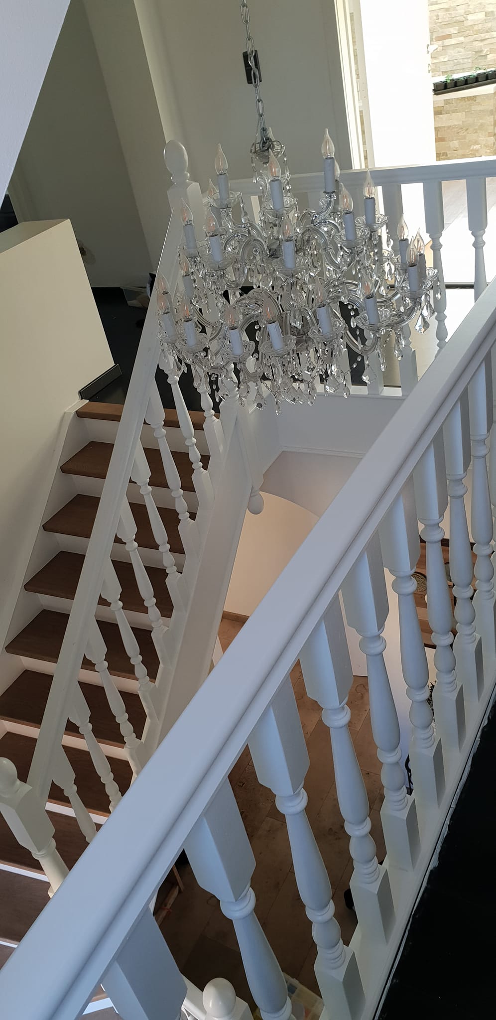 Witte houten trap met gedraaide trapspijlen, hoofdbalusters en trapleuningen door www.houtdraaien.nl 2e verdieping