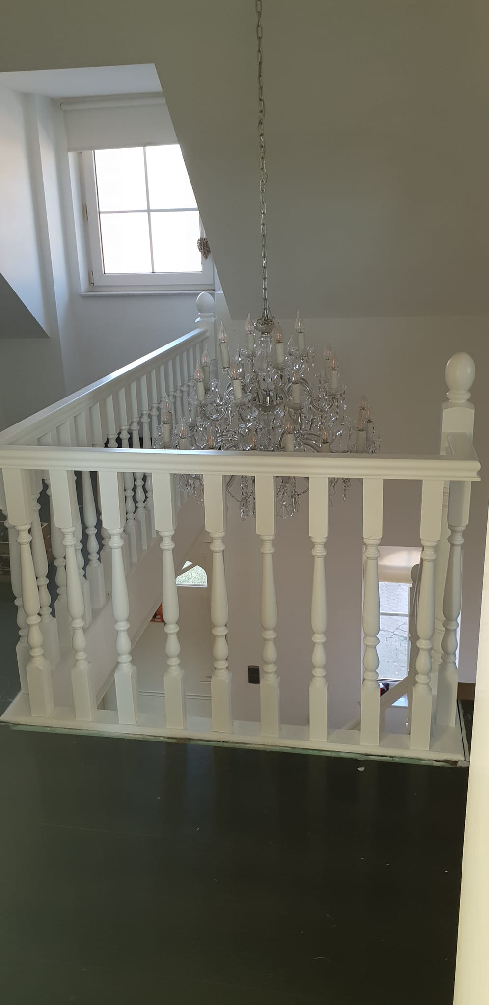 Witte houten trap met gedraaide trapspijlen, hoofdbalusters en trapleuningen door www.houtdraaien.nl bovenzijde