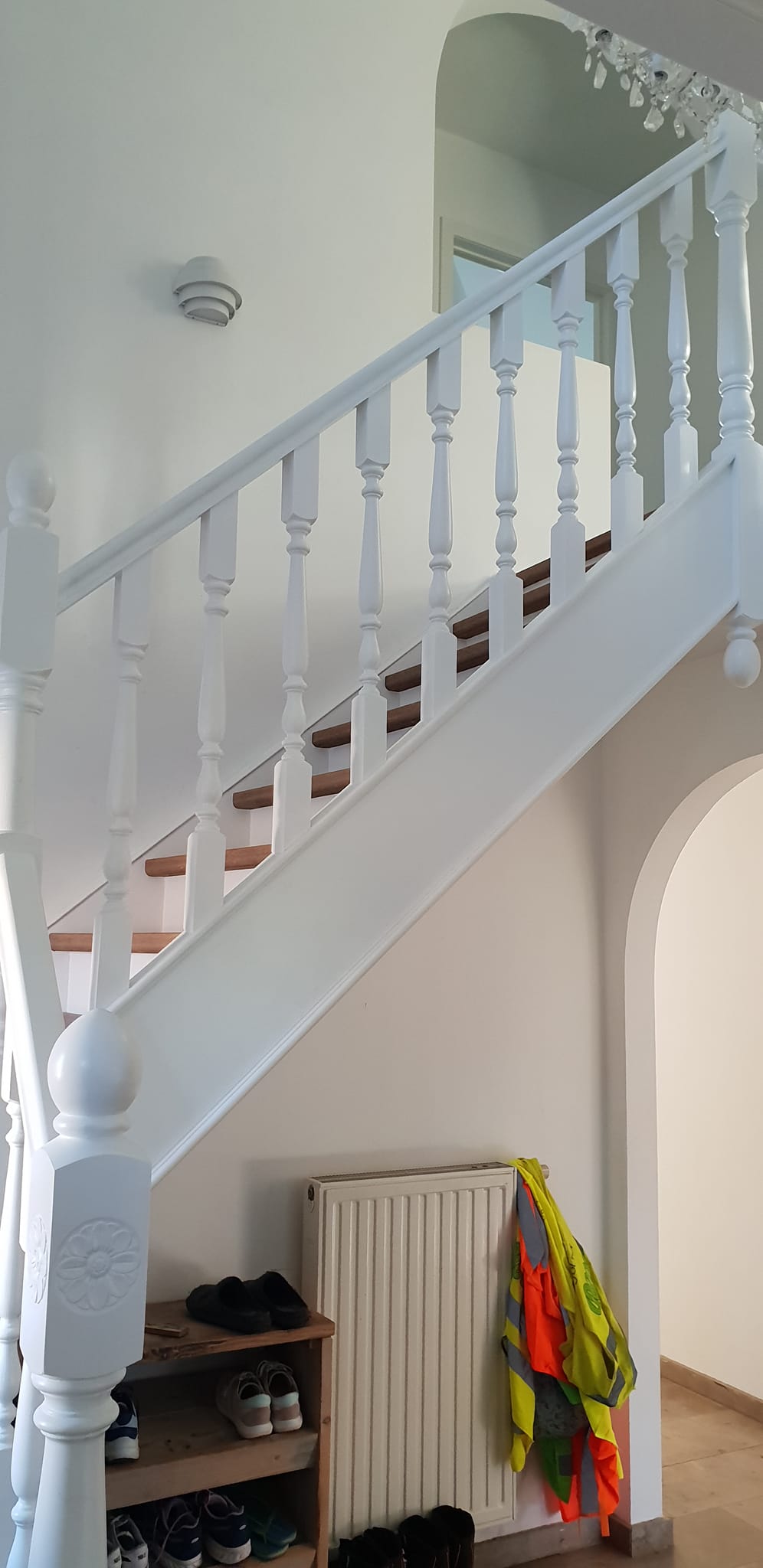 Witte houten trap met gedraaide trapspijlen, hoofdbalusters en trapleuningen door www.houtdraaien.nl