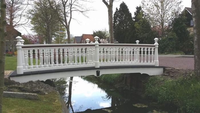 Houten witte brug met gedraaide balusters en leuning door www.houtdraaien.nl