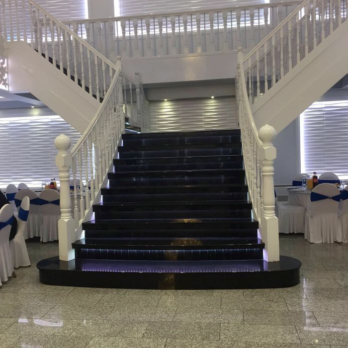 Klassieke witte houten trap met gedraaide hoofdbalusters, trapspijlen, baluster b2 en trapleuning door www.houtdraaien.nl vooraanzicht bedrijfslocatie restaurant