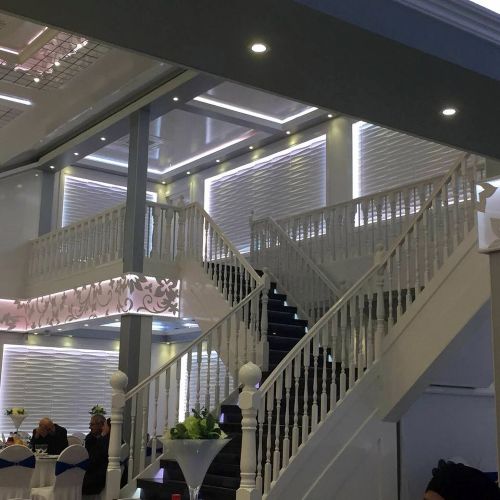 Klassieke witte houten trap met gedraaide hoofdbalusters, trapspijlen, baluster b2 en trapleuning door www.houtdraaien.nl