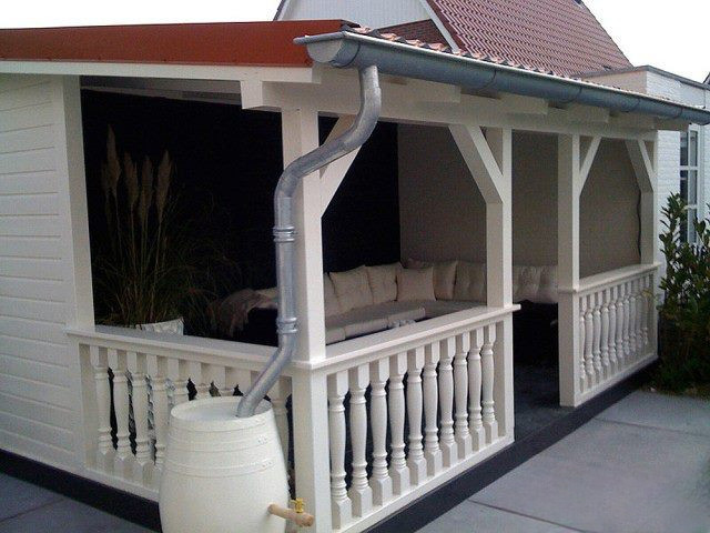 Houten veranda overkapping met gedraaide houten balusters door www.houtdraaien.nl