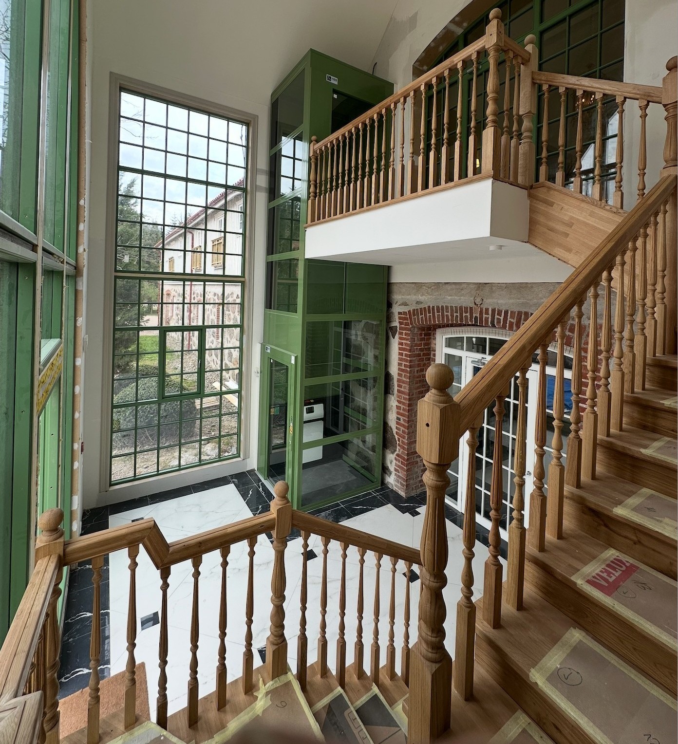 Trapbalusters gedraaide houten trapspijlen hal luxe droomhal Houtdraaierij J. Eerenberg